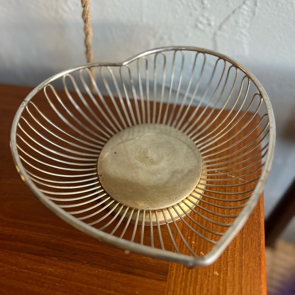 Vintage Mid Century Modern Brass Heart Basket Wire Fruit Bowl, Hollywood Regency - Picture 9 of 9